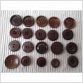 20 Knappar i olika bruna färger o modeller 13 - 19 mm.