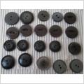 20 Blanka fina bruna och grå knappar 15 - 19 mm.