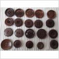 20 Knappar i olika bruna färger o modeller 13 - 19 mm.
