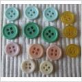 14 fina knappar i glada pastellfäger 9 - 12 mm. Retro vintage