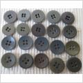  20 Knappar i grå och gröna färger och olika modeller 17 mm.