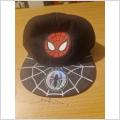 Svart Spiderman keps med spindelnät