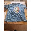 Blå t-shirt med färgglatt alien-tryck