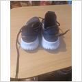 Adidas svarta sneakers med vita ränder st 37.5